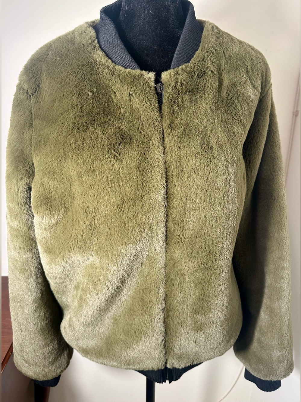 DOLCE CABO Olive Faux Fur Bomber Jacket - Women’s Large